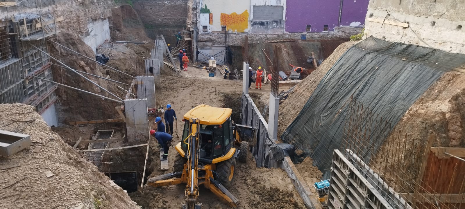 Equipo trabajando en construcción