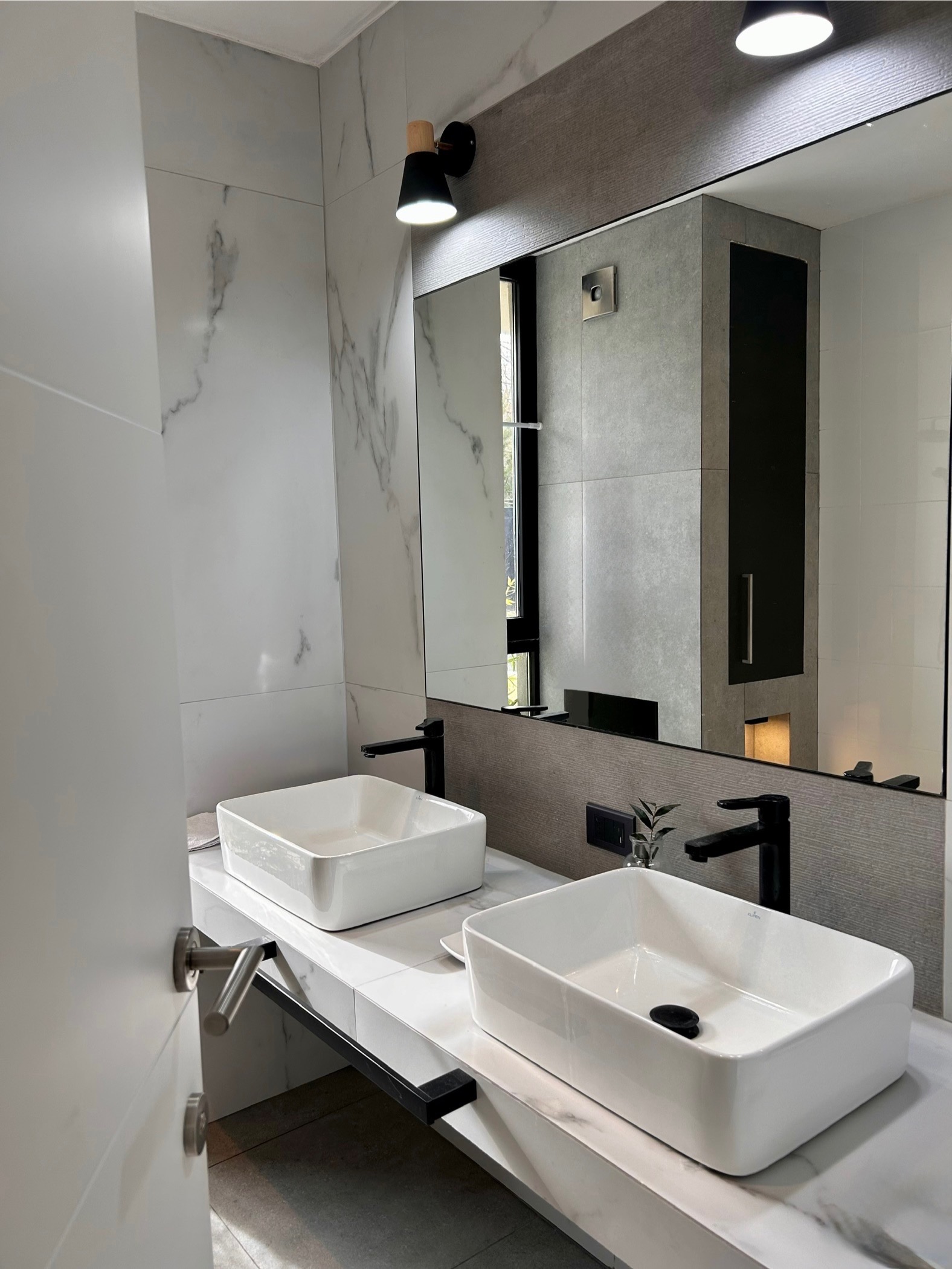 Baño moderno con doble lavabo